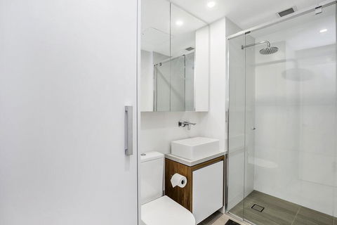KOZYGURU FORTITUDE VALLEY 2 BED DESIGNER APT + FREE PARKING QFV179-803 - Tourism Cairns 1