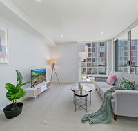 KOZYGURU MASCOT WALK TO STATION MODERN DESIGNER 2 BED APT FREE PARKING NMA260-312 - Tourism Cairns