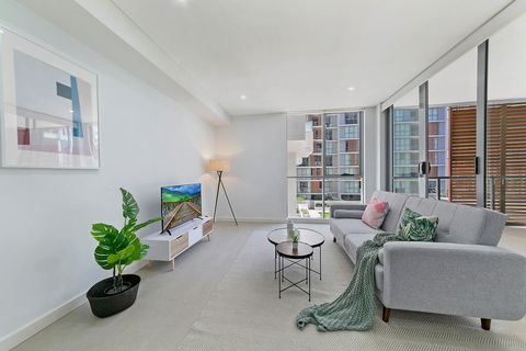 KOZYGURU MASCOT WALK TO STATION MODERN DESIGNER 2 BED APT FREE PARKING NMA260-312 - Tourism Cairns 0