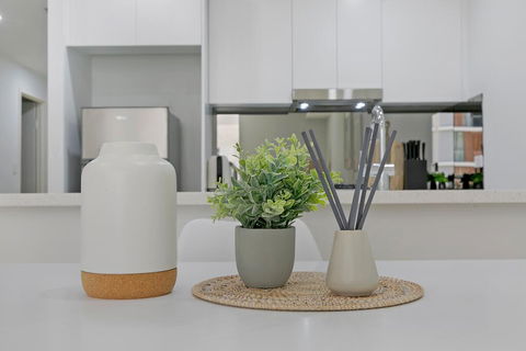 KOZYGURU MASCOT WALK TO STATION MODERN DESIGNER 2 BED APT FREE PARKING NMA260-312 - Tourism Cairns 2