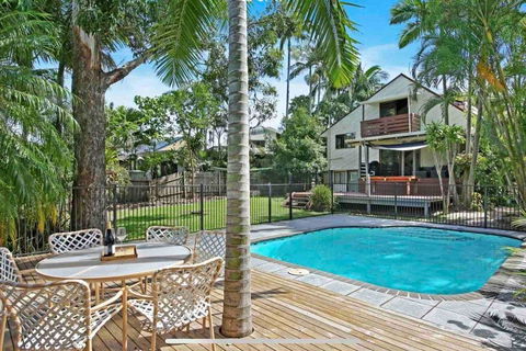 Lakeside Beach House - Hostie Properties - Tourism Cairns 0