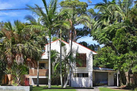 Lakeside Beach House - Hostie Properties - Tourism Cairns 1