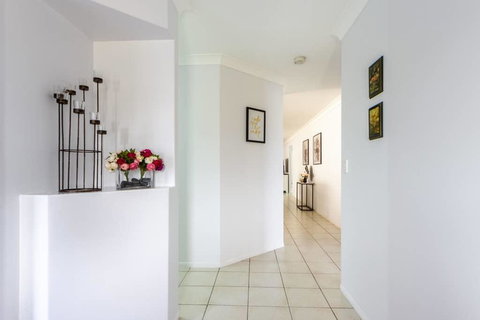 Large Executive And Family Home - Flinders View - Tourism Cairns 3