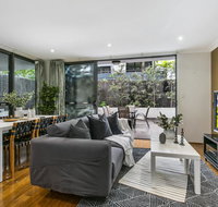 Large unit amid inner-city greenery close to CBD - Tourism Cairns