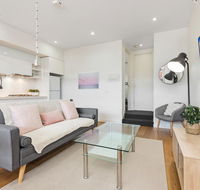 Light-Filled Beachside Apartment in Trendy Area - Tourism Cairns