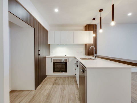 Luxury Apartment Opposite Train Station In Cannon Hill And 17 Minutes From The City - Tourism Cairns 1