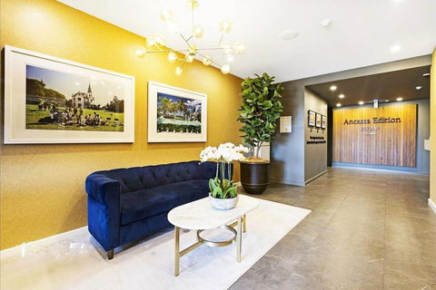 Luxury Apartment Opposite Train Station In Cannon Hill And 17 Minutes From The City - Tourism Cairns 0