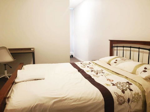 Luxury Apartment Opposite Train Station In Cannon Hill And 17 Minutes From The City - Tourism Cairns 3