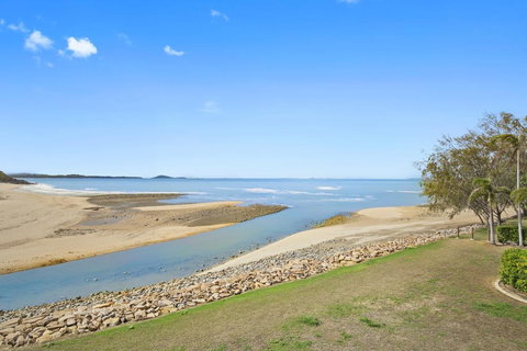 Luxury Beach Unit - Tourism Cairns 0