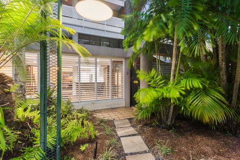 Luxury Pool Side Apartment In Beachfront Resort - Tourism Cairns 2