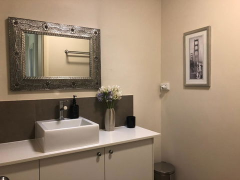 Luxury Room 15mins From Wagga's CBD - Tourism Cairns 1