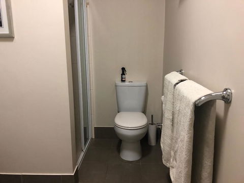 Luxury Room 15mins From Wagga's CBD - Tourism Cairns 3