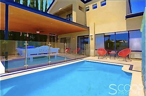 LUXURY VILLA W POOL & SPAS - Tourism Cairns 0