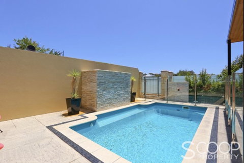 LUXURY VILLA W POOL & SPAS - Tourism Cairns 2