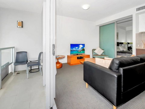 Luxury Waterfront Escape On The Harbour 315 - Tourism Cairns 3