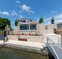 Luxury Waterfront Family Entertainer on Dolphin - Tourism Cairns
