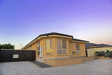 Marina Holiday Home - Tourism Cairns 0