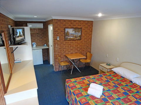 MAS Country Colonial Motor Inn - Tourism Cairns 1