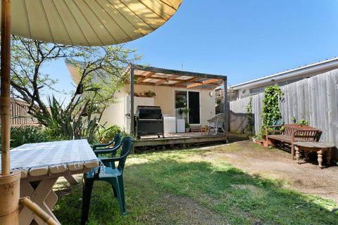 METRES TO THE BEACH - MORNINGTON - Tourism Cairns 3