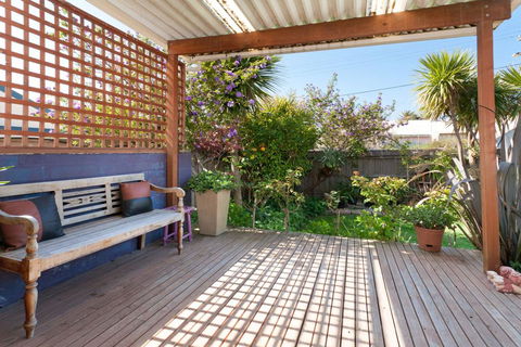 METRES TO THE BEACH - MORNINGTON - Tourism Cairns 1