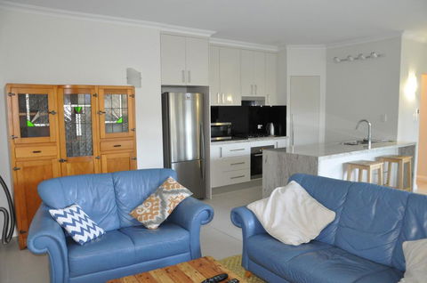 MODERN 3 BEDROOM APARTMENT IN TRADITIONAL QUEENSLANDER , PATIO, LEAFY YARD, POOL - Tourism Cairns 3