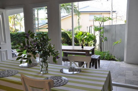MODERN 3 BEDROOM APARTMENT IN TRADITIONAL QUEENSLANDER , PATIO, LEAFY YARD, POOL - Tourism Cairns 1