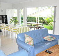 MODERN 3 BEDROOM APARTMENT IN TRADITIONAL QUEENSLANDER  PATIO LEAFY YARD POOL - Tourism Cairns