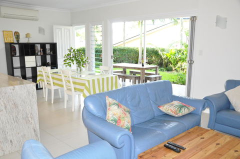 MODERN 3 BEDROOM APARTMENT IN TRADITIONAL QUEENSLANDER , PATIO, LEAFY YARD, POOL - Tourism Cairns 0