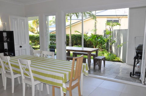 MODERN 3 BEDROOM APARTMENT IN TRADITIONAL QUEENSLANDER , PATIO, LEAFY YARD, POOL - Tourism Cairns 2