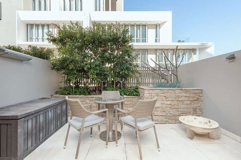 Modern Bronte Apt. W/ Ocean Views, Just Minutes Walk To Beach! - Tourism Cairns 1