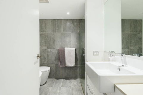 Modern Bronte Apt. W/ Ocean Views, Just Minutes Walk To Beach! - Tourism Cairns 2