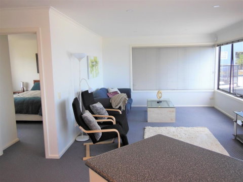 Modern Hobart Apartment With Stunning Views - Tourism Cairns 3