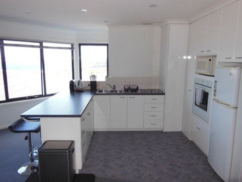 Modern Hobart Apartment With Stunning Views - Tourism Cairns 2