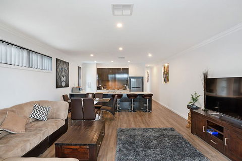 Modern Luxury At Christies Beach - Tourism Cairns 3