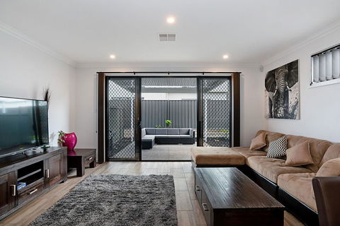 Modern Luxury At Christies Beach - Tourism Cairns 2