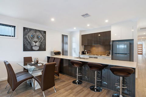 Modern Luxury At Christies Beach - Tourism Cairns 1