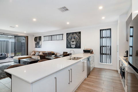 Modern Luxury At Christies Beach - Tourism Cairns 0