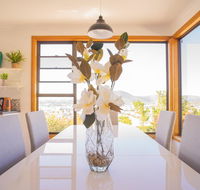 Moonah House-10 mins to CBD  MONA 4BR 2 BATH great view park 3 cars sleep 11 king bed en-suite - Tourism Cairns