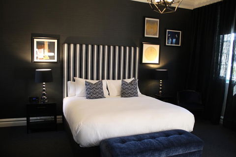 Mrs Banks Hotel - Tourism Cairns 0