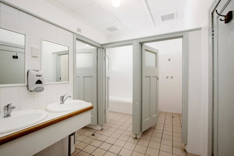 Captain Stirling Hotel - Tourism Cairns 10