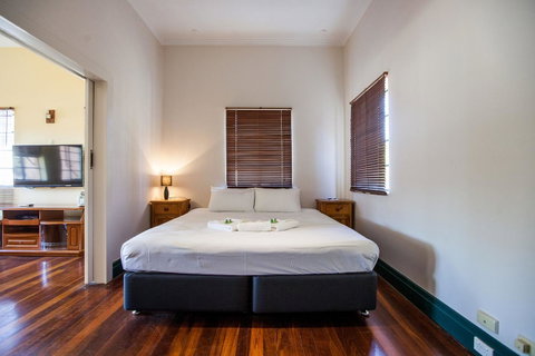 Captain Stirling Hotel - Tourism Cairns 1
