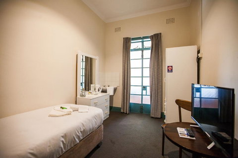 Captain Stirling Hotel - Tourism Cairns 3