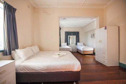 Captain Stirling Hotel - Tourism Cairns 2
