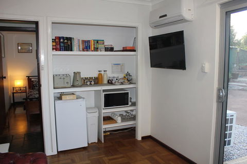 Jacaranda Hideaway Bed & Breakfast - Tourism Cairns 4