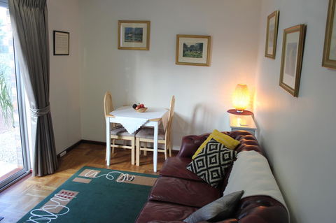Jacaranda Hideaway Bed & Breakfast - Tourism Cairns 3