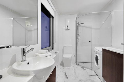 Attika Hotel - Tourism Cairns 1