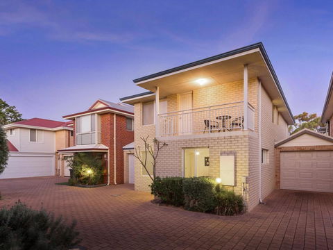 Cooper Street - Tourism Cairns 0