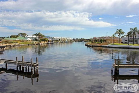 Waterside Canal Dreams - Tourism Cairns 2
