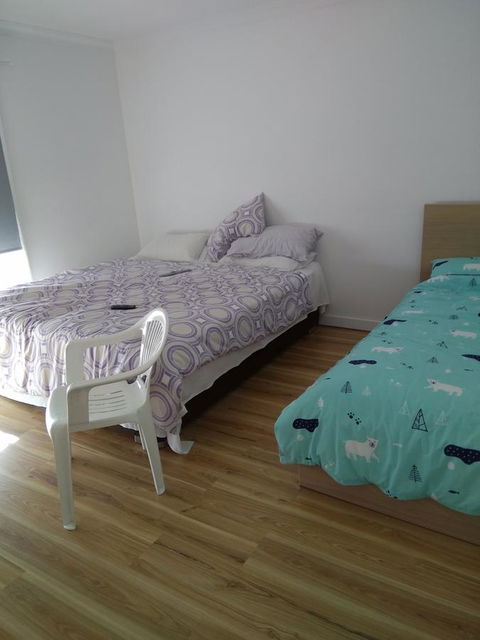 DIANELLA Budget Rooms Happy Place To Stay - Tourism Cairns 13