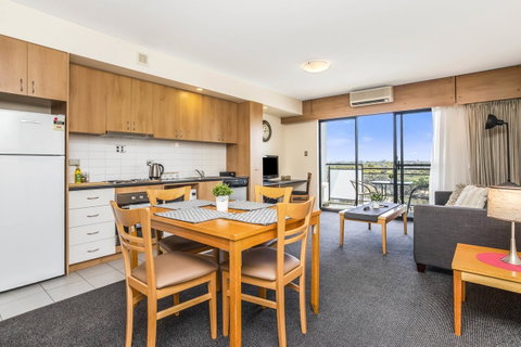 508 Stupendous Sunsets & Views Pool Gym Parking - Tourism Cairns 10